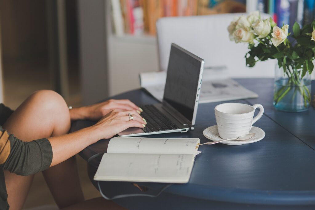Mujer teletrabajando cómodamente
