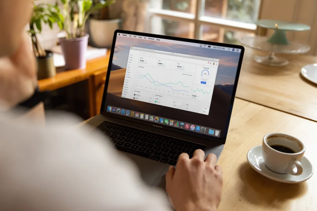 Gráfico minimalista con indicadores clave que muestran KPIs reales en una PYME