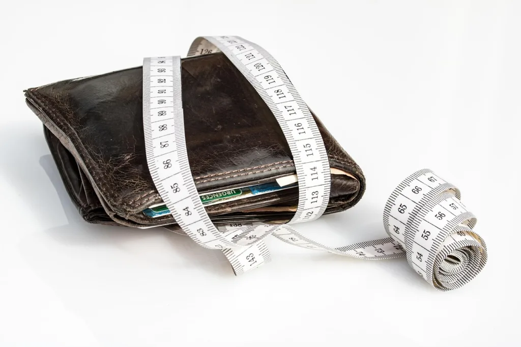 Cartera con cinta métrica simbolizando control de costes y gestión de morosidad con IA en PYMEs españolas