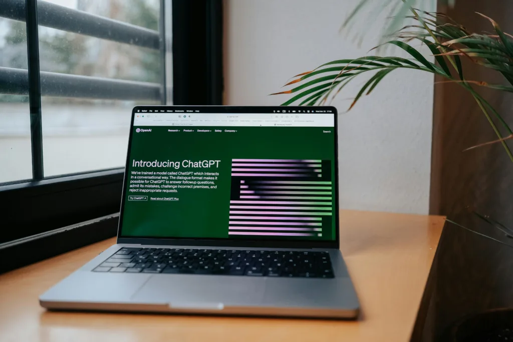 Mesa de trabajo con portátil abierto mostrando la interfaz de OpenAI en Madrid