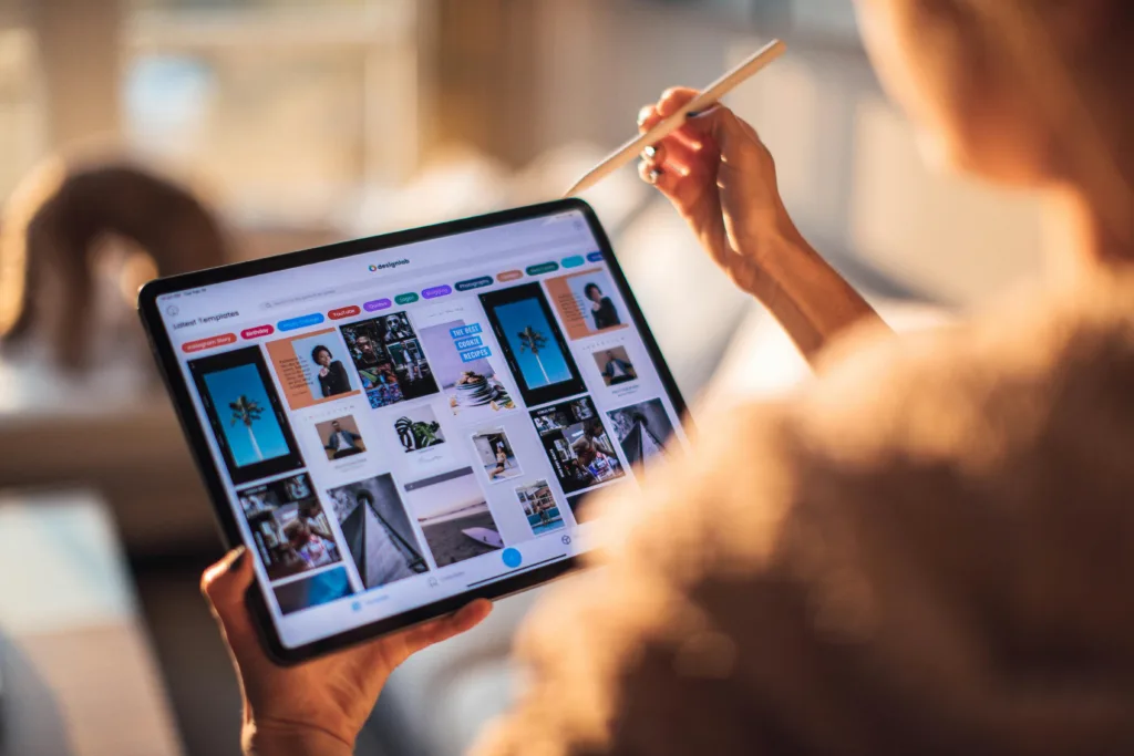 Empresaria madrileño analiza el rendimiento de su PYME en una tablet digital con lápiz óptico, en una oficina moderna y acogedora en Madrid, evaluando oportunidades de digitalización y transformación digital para mejorar la eficiencia y competitividad en el mercado local.