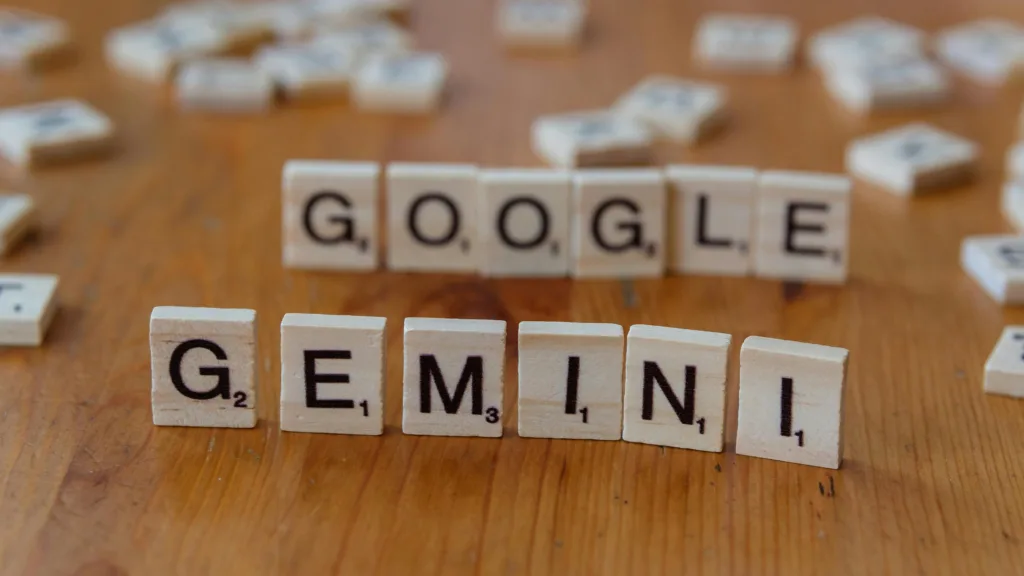 Scrabble formando la palabra Gemini Banana.