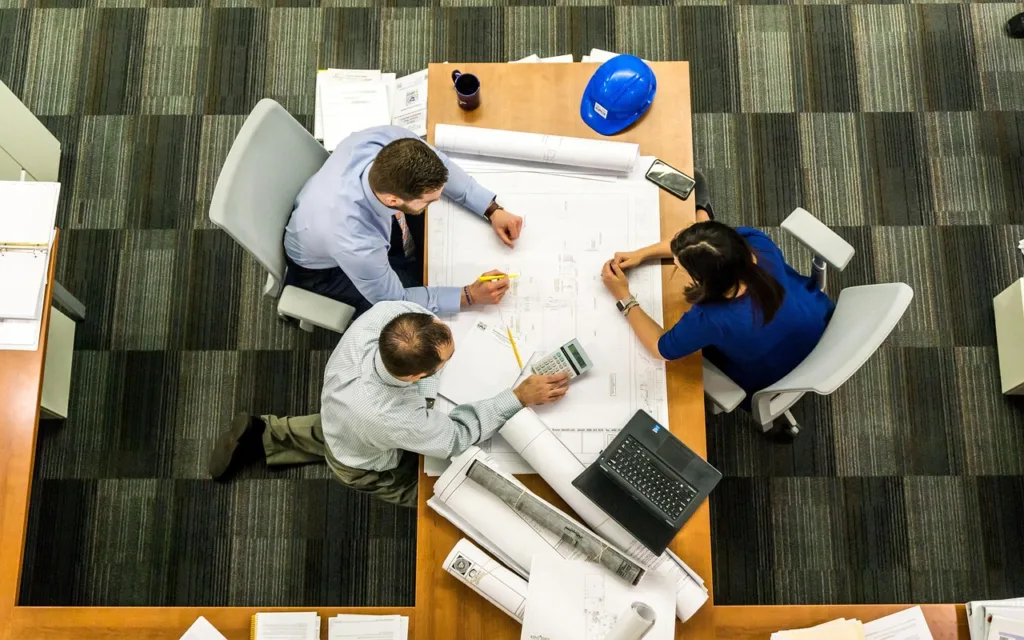 Equipo de trabajo en Madrid planificando la adopción de inteligencia artificial en su empresa