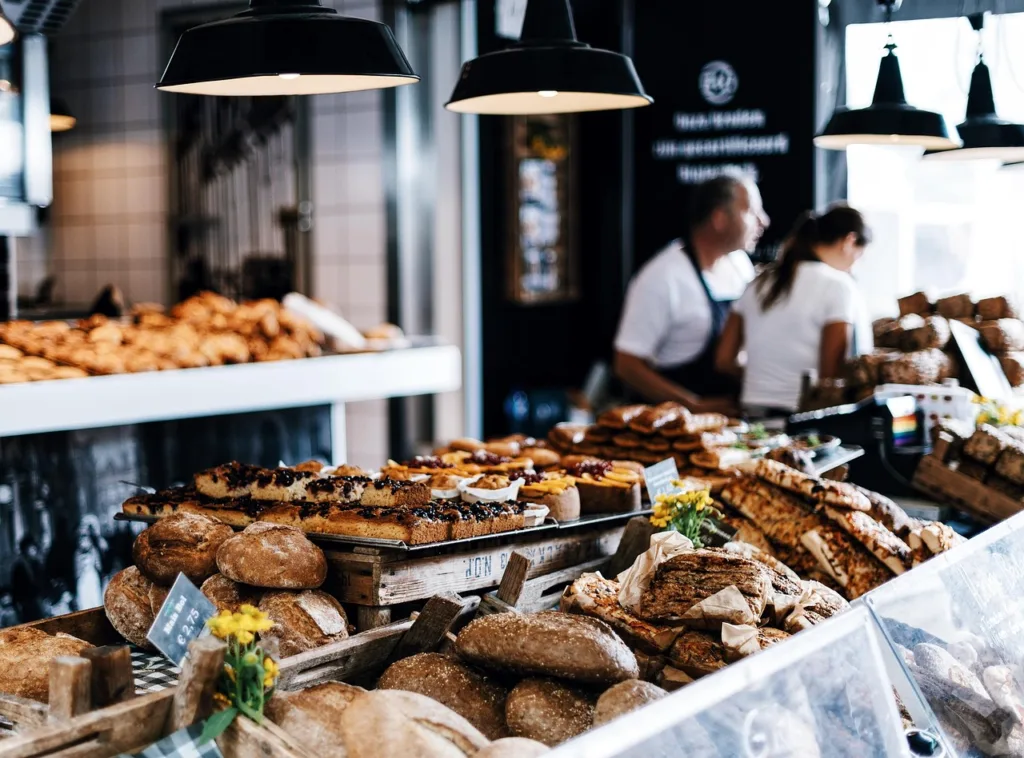 Panadería de barrio en Madrid con mostrador de pan recién hecho y ambiente tradicional