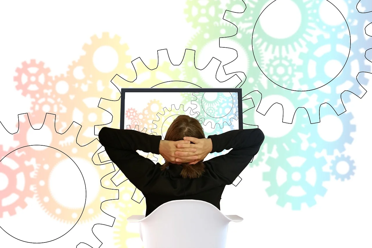 empresario pyme en españa frente a ordenador con engranajes digitales representando la automatización de procesos