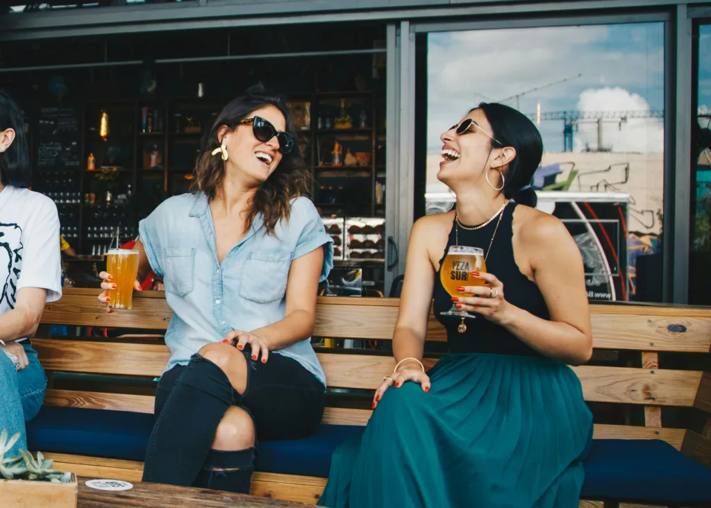 Clientes disfrutando en un bar de barrio digitalizado con ambiente acogedor