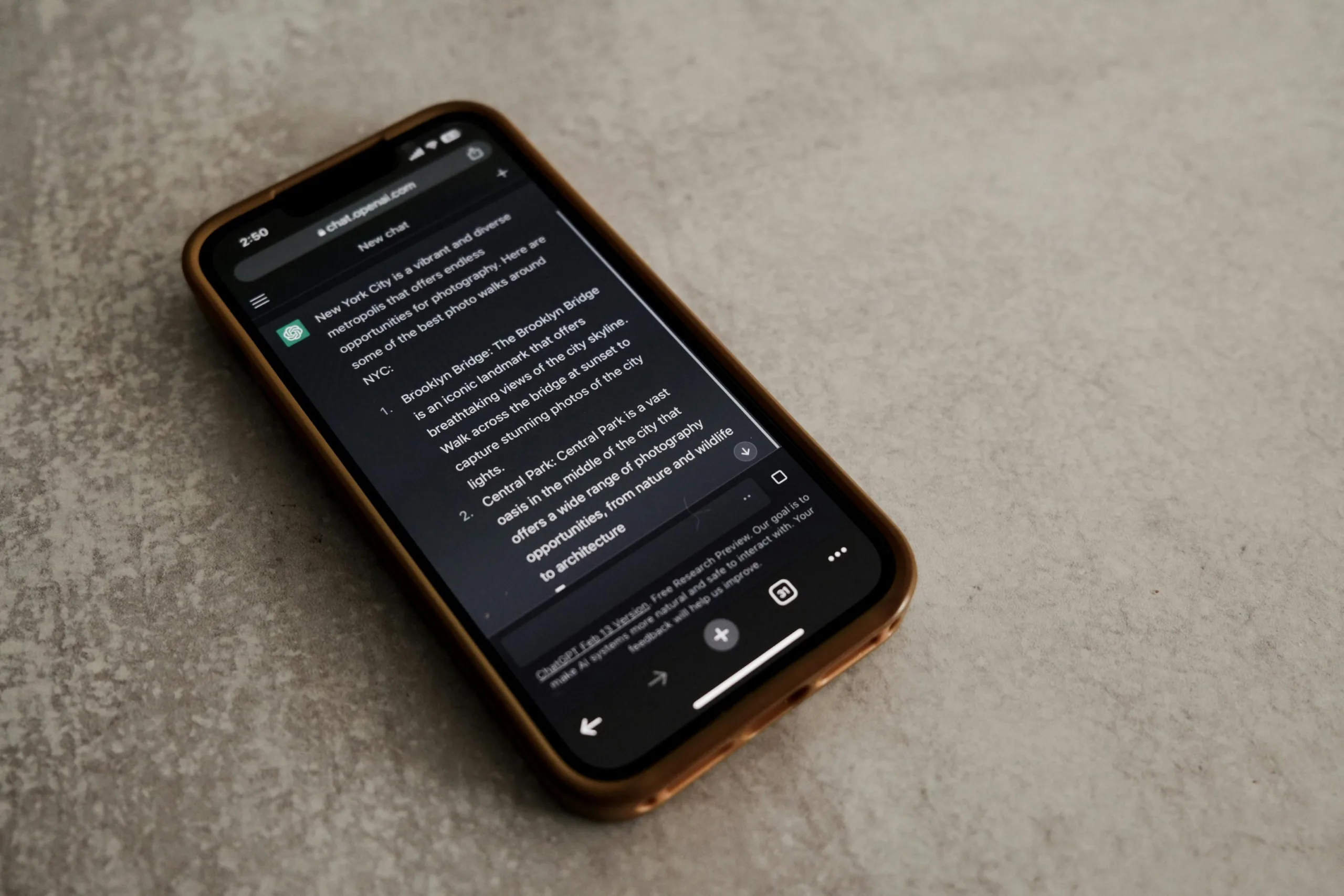 Smartphone mostrando ChatGPT, ejemplo de cómo la internet muerta y zombificada afecta a las PYMEs