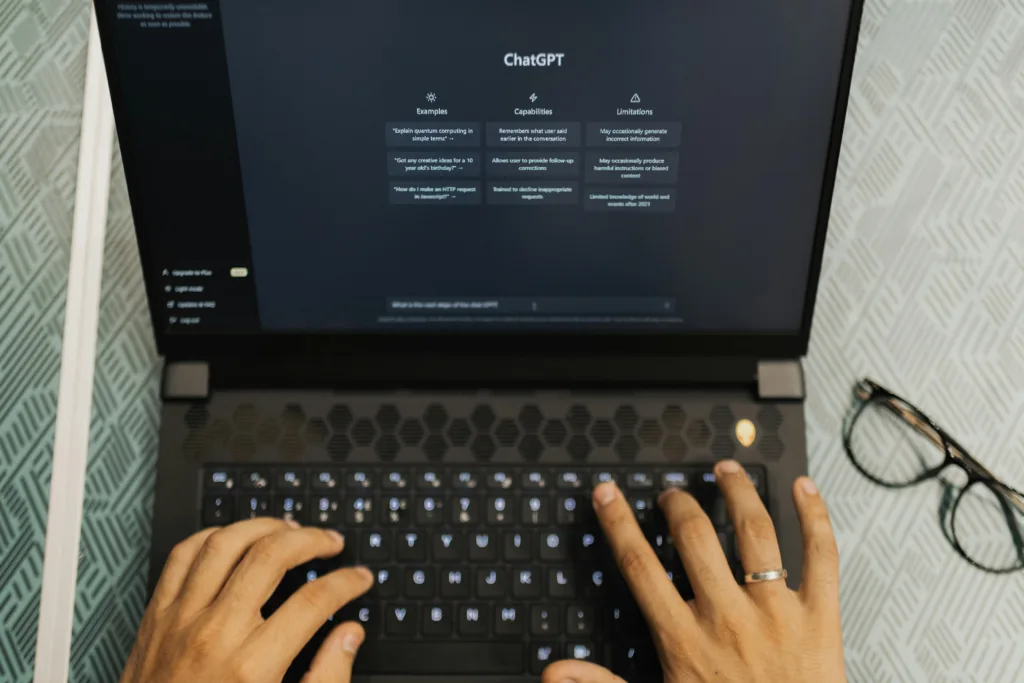 Persona usando el móvil para organizar su día con ChatGPT en Madrid