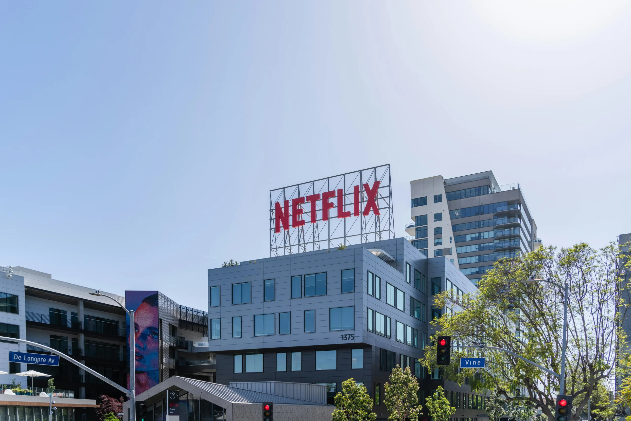 Edificio de oficinas moderno con cartel de Netflix en la azotea, símbolo de transformación digital