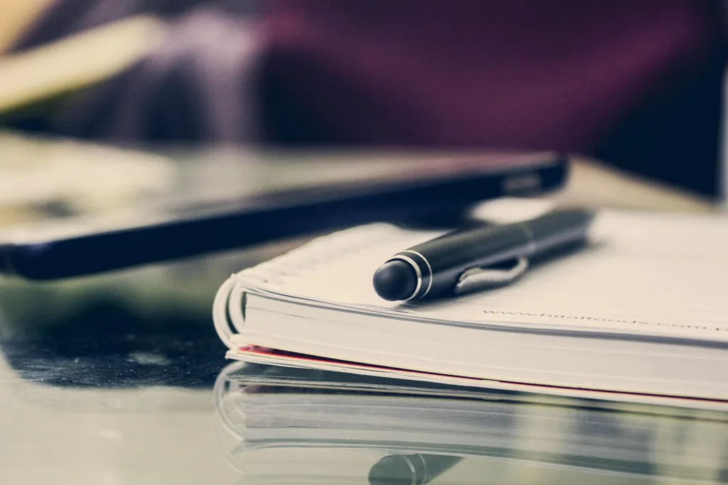 Agenda y móvil como representación del uso de la IA