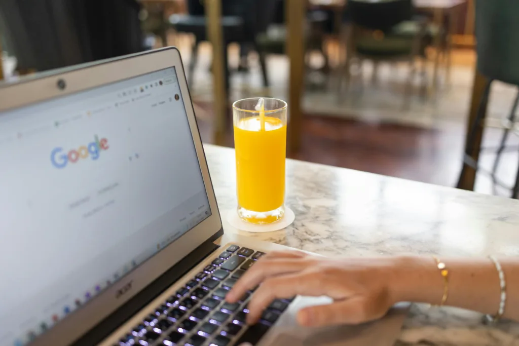 Mujer revisando estrategia SEO adaptada a Google Gemini en una empresa digital